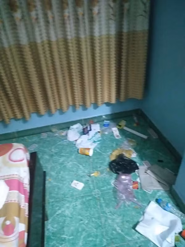 Dùng chăn khách sạn gói rác ném ra ban công, vứt rác ngập kín phòng. Thậm chí, nhiều vị khách thuê nhà nghỉ để chó cưng phóng uế lên giường ngủ và hàng loạt những phi vụ xảy ra khiến tất cả nhìn thôi cũng đủ ngán ngẩm.