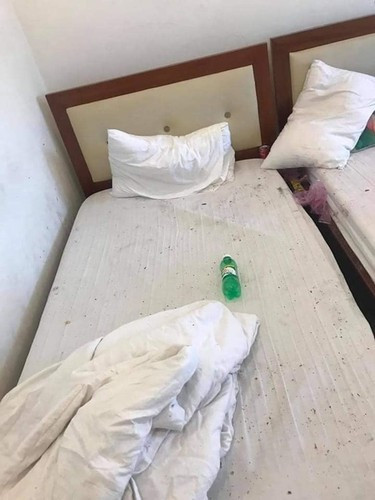 Trong những hình ảnh người này đăng tải có thể thấy được "bãi chiến trường" quá kinh khủng do 2 khách hàng để lại.
