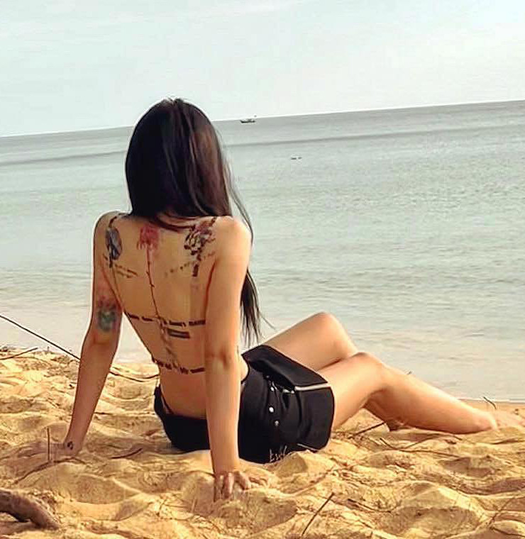 Đôi chân thon dài cùng trang phục quyến rũ của hot girl làng streamer Linh Ngọc Đàm làm bao anh chàng nghĩ vẩn vơ.