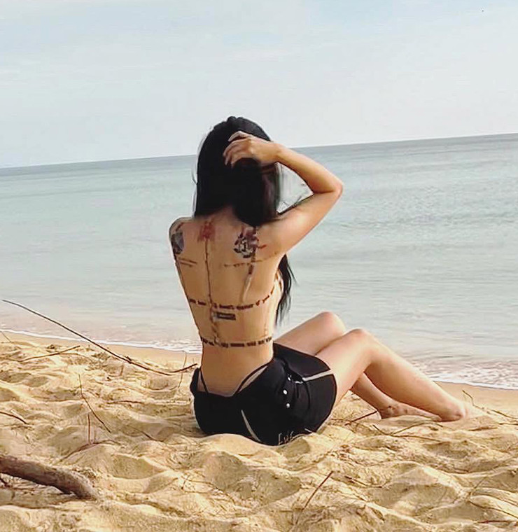 Nữ streamer khoe đường cong hình thể và nhận được nhiều bình luận dưới bài đăng: “Nhìn lướt qua tưởng bà không mặc áo, nhìn lạ lắm à nghen”, “Chiếc áo dễ gây hiểu nhầm nhất tôi từng thấy”, “Xinh quá”, “Bỏng mắt tôi”, “Áo gì mà mặc như không mặc thế nhỉ”, “Mặc áo vào đi rồi anh em mình nói chuyện”...