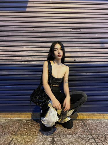 Cô gái chỉ mới 26 tuổi đang sở hữu khối tài sản khiến nhiều người mơ ước. Không chỉ cải thiện cuộc sống cá nhân, theo đuổi những sở thích đắt đỏ, Linh Ngọc Đàm còn có thể chu cấp cho bố mẹ và nuôi hai em ăn học.