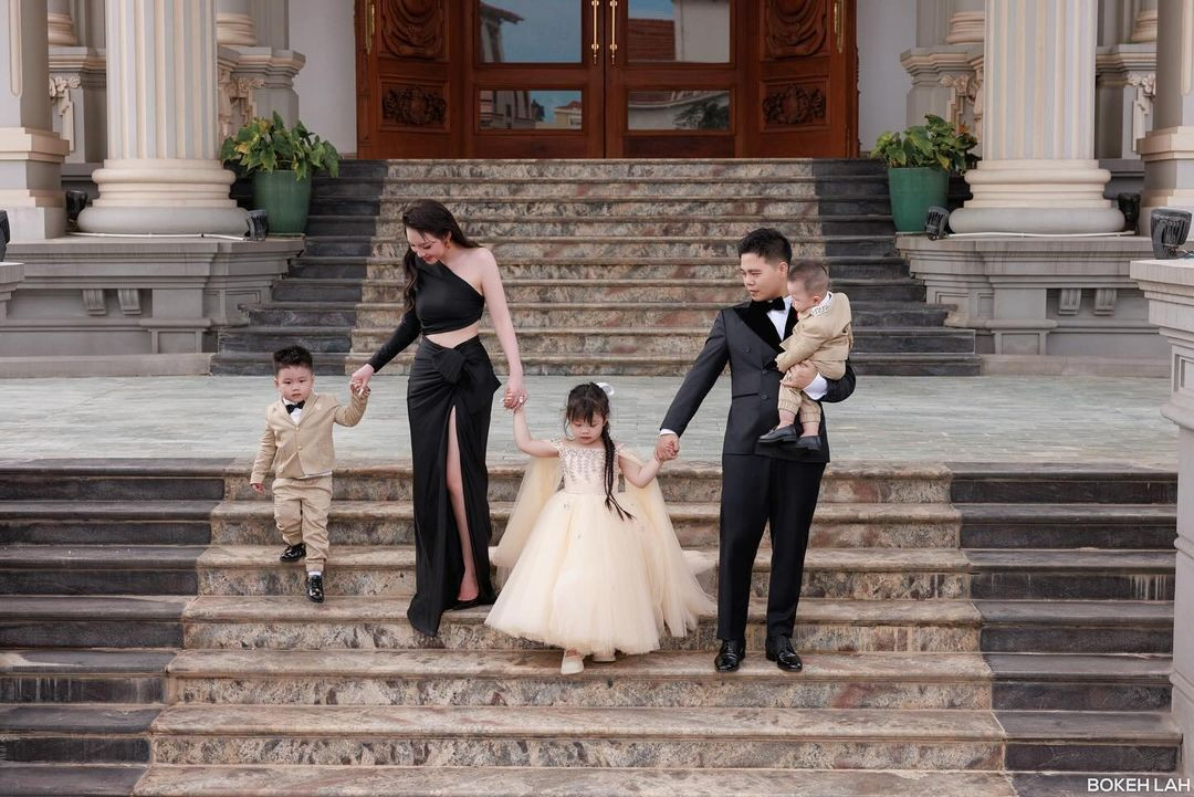 Đến hiện tại, sau 6 năm kết hôn, cuộc sống của Trần Thu Hương vẫn khiến nhiều chị em ao ước. Cô nàng và chồng hiện tại đã có 3 nhóc tỳ xinh đẹp.