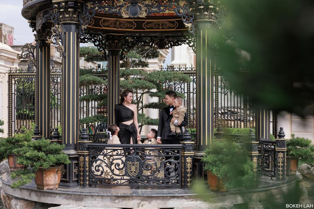 Mới đây trên trang Instagram, Trần Thu Hương khoe những bức ảnh cùng chồng và 3 con. Tuy nhiên, netizen lại chú ý tới cảnh xung quanh.