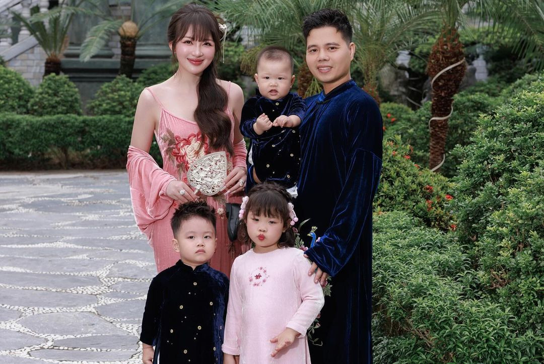 Thu Hương khoe làn da trắng mịn màng và đặc biệt là thân hình thon gọn.