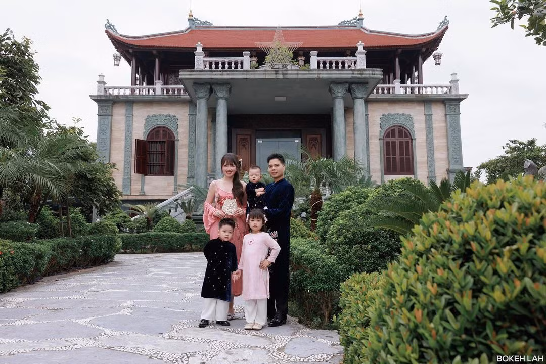 Bên cạnh tư gia hoành tráng, nhan sắc của Trần Thu Hương cũng là chủ đề được netizen chú ý.