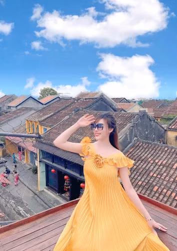 Người đẹp từng được biết đến với biệt danh "hot girl giám thị" khi hình ảnh xinh đẹp của cô khi đi coi thi được lan truyền trên mạng xã hội.