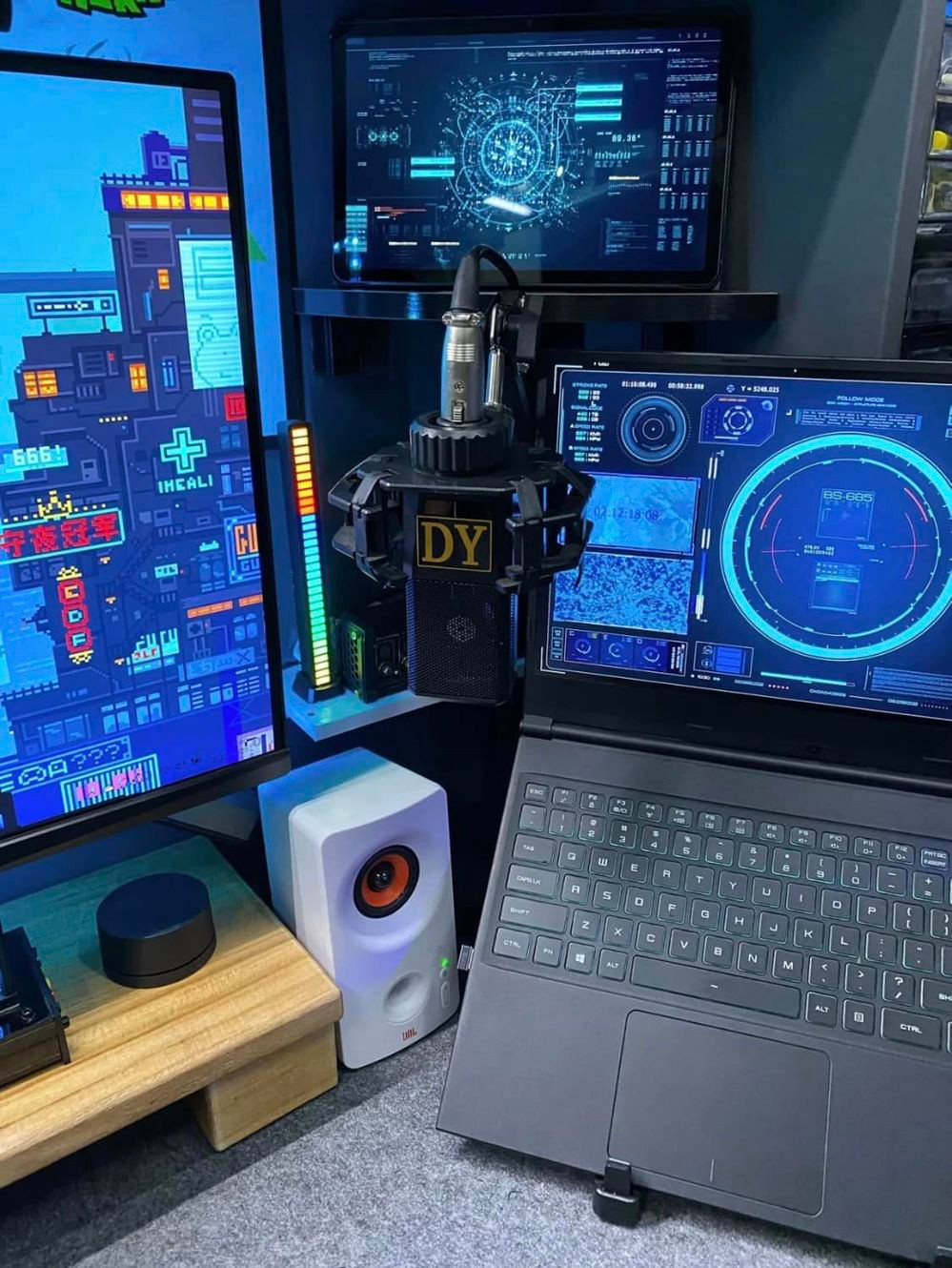 Có nhiều đồ, mỗi thứ lại theo một phong cách khác nhau, trong khi không gian lại chật hẹp nên nam sinh hẳn phải là người có gu thẩm mỹ cũng như cách nhìn tốt mới mong có được không gian như ý.