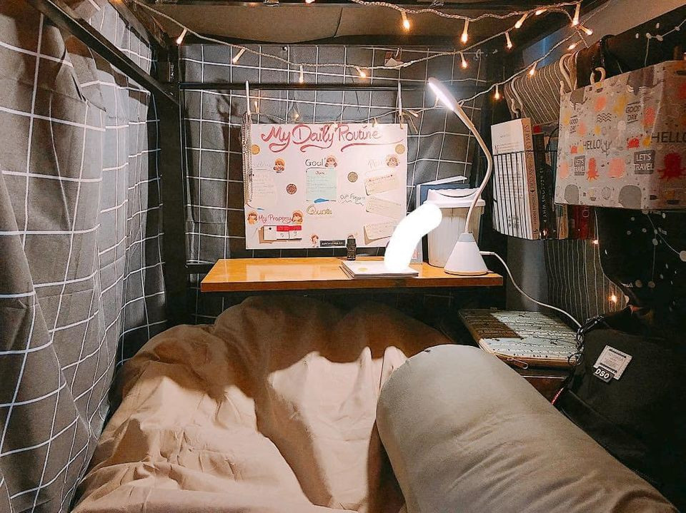 Cách đây chưa lâu, Dailymail cũng từng đưa tin về trường hợp 2 cô gái ở Mỹ dành thời gian, tiền bạc để cải tạo lại ký túc xá. Từ căn phòng đơn giản, tẻ nhạt, với sự giúp đỡ từ gia đình, bạn bè, họ đã biến nó thành nơi được ví như “thiên đường”.