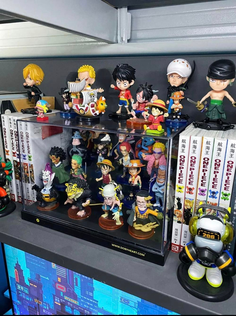 Chỗ của cậu có đủ từ máy tính, mô hình hay thậm chí cả bể cá… Chỉ cần ngó qua cũng biết chủ nhân là người không chỉ giỏi còn có điều kiện.