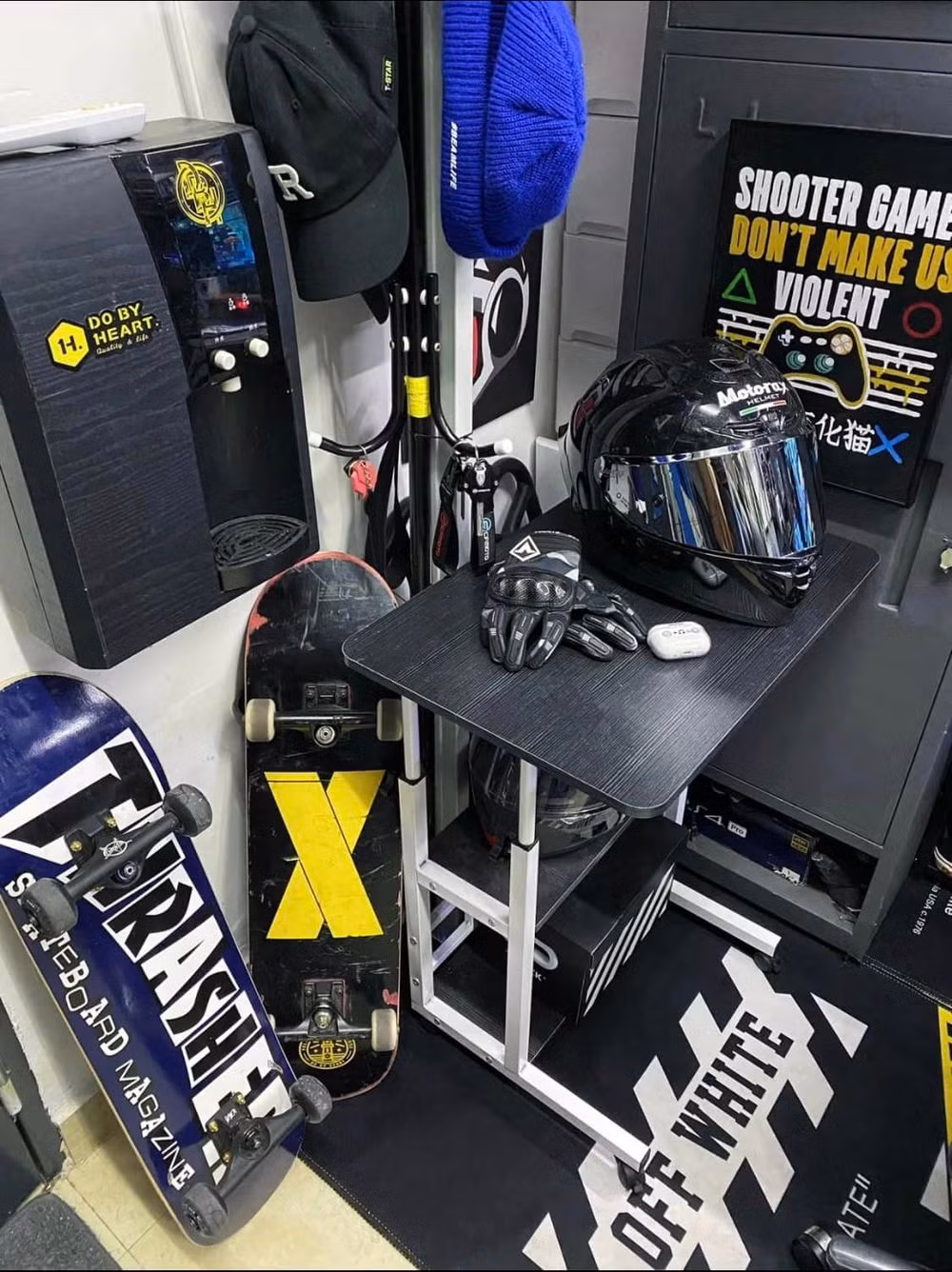 Đồng thời, vốn là người thích chơi game, các mô hình nhân vật trong truyện hay phim… nên chàng trai chẳng ngại ngần chi số tiền lớn để mua về. Chuẩn bị mọi thứ đã tốn chi phí, việc sắp xếp chúng sao cho tiện lợi cũng chẳng phải đơn giản.