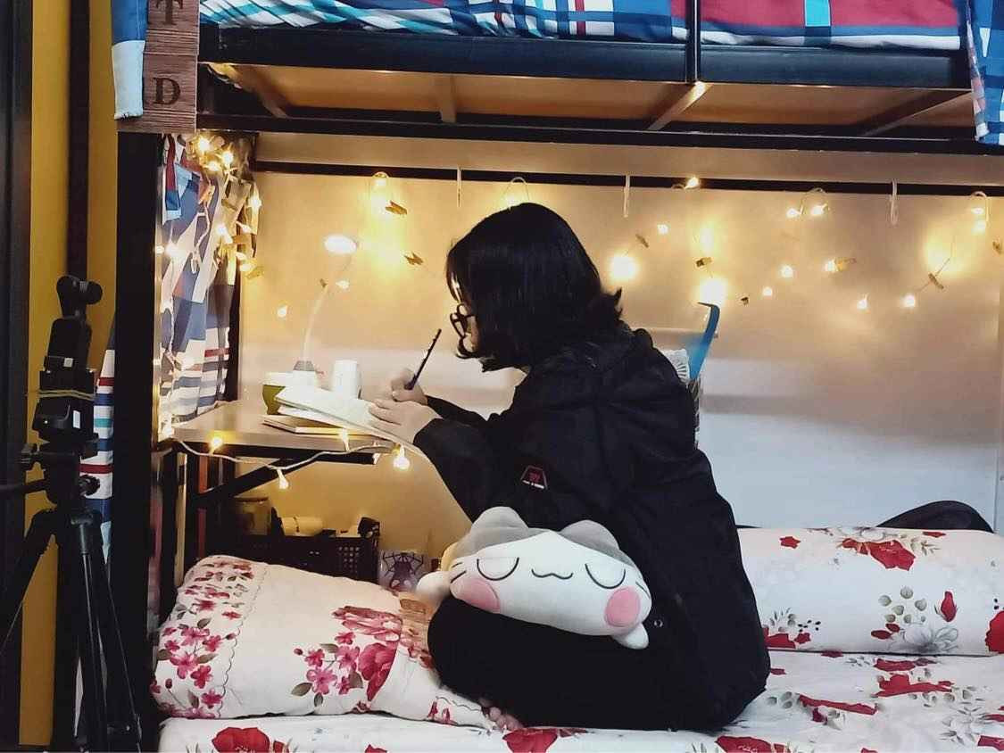 Tùy vào tài chính cũng như gu thẩm mỹ mà mỗi người sẽ có cách bày trí không gian sống, học tập và làm việc khác nhau.