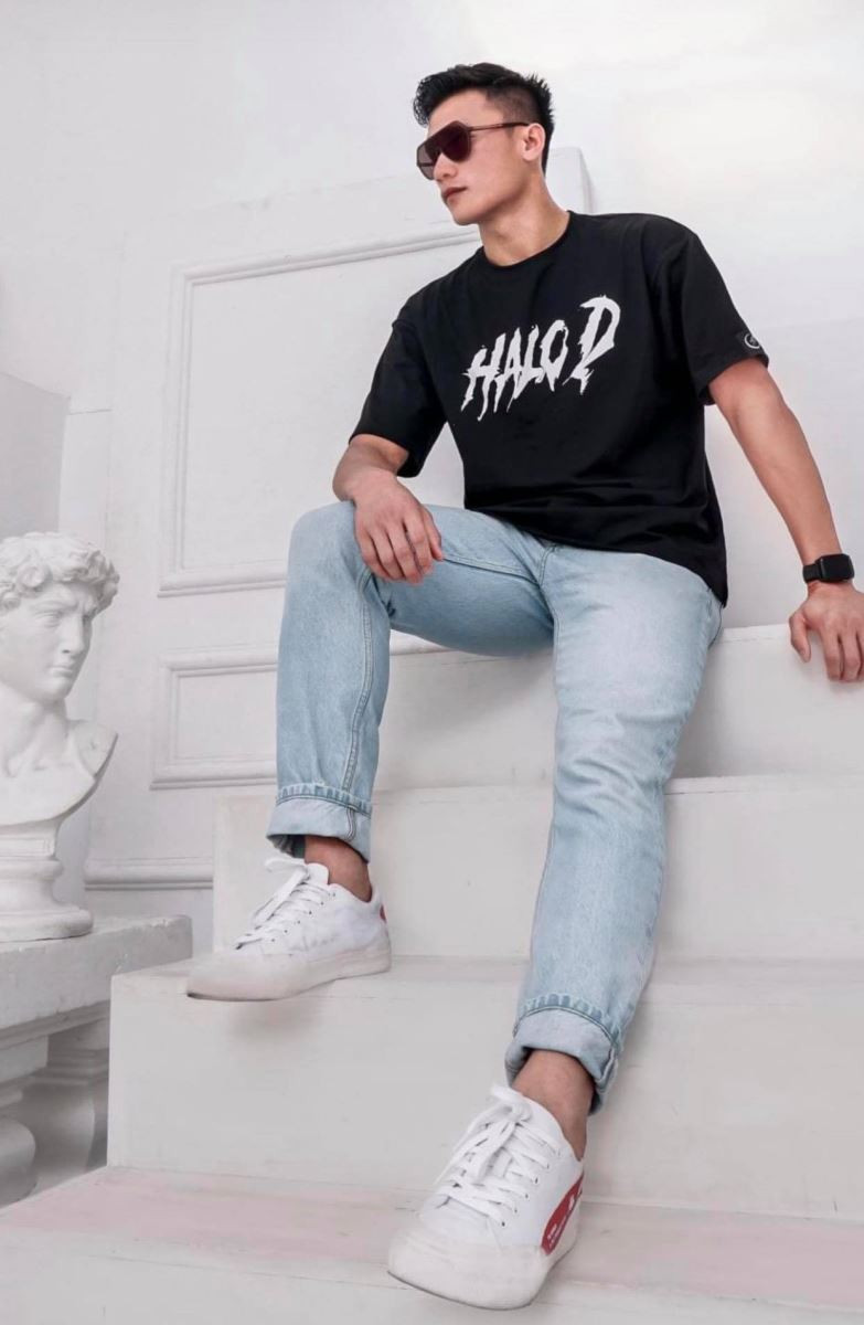 Ngay sau đó, hình ảnh nằm trong brand thời trang mới của chàng thủ môn Quốc dân được lên sóng và chính anh là người mẫu chính cho mẫu sản phẩm này.