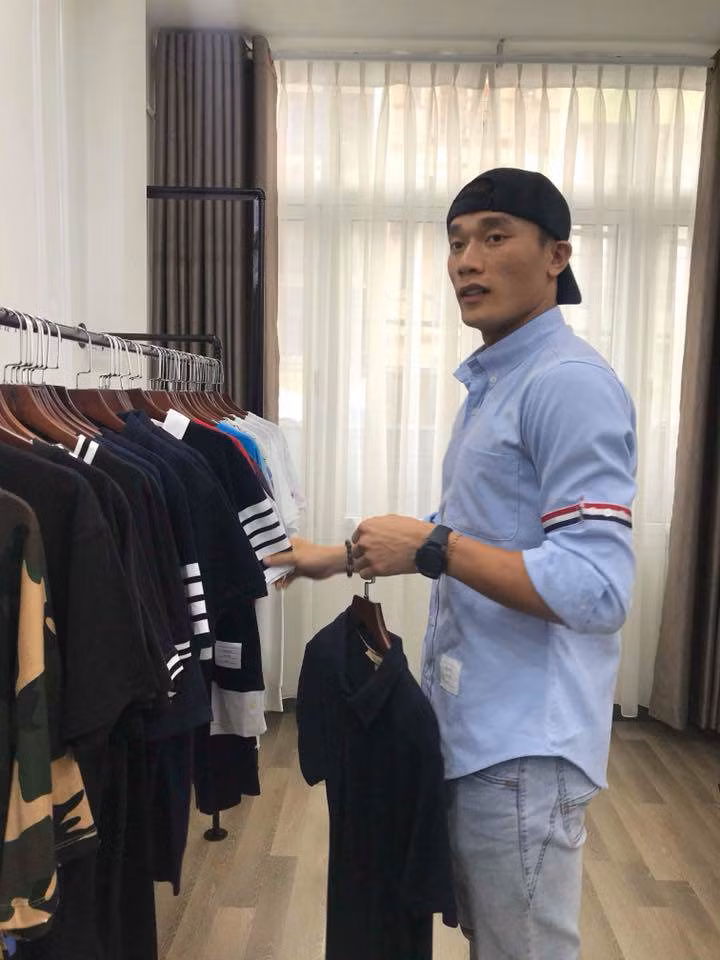 Trở về từ Thường Châu cùng U23 Việt Nam năm 2018, Bùi Tiến Dụng bắt tay vào khâu chuẩn bị mở cửa hàng thời trang của mình tại TP HCM.