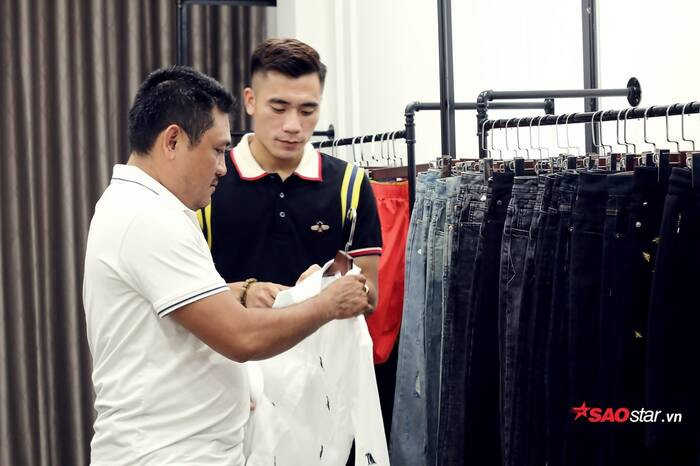 Hình ảnh Bùi Tiến Dụng tư vấn áo cho khách hàng.