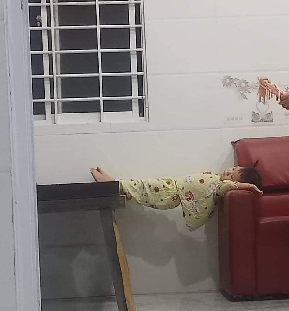 Người ta thường quan niệm đẻ con gái thùy mị, nết na vì không hay nghịch ngợm. Ấy vậy, nhiều các phụ huynh phải "vỡ mộng" khi chứng kiến những cảnh dưới đây.