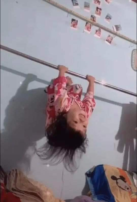 Hưởng ứng trào lưu "không đẻ con gái đời không nể", nhiều phụ huynh đã không ngần ngại đăng tải những hình ảnh "bóc phốt" con gái.