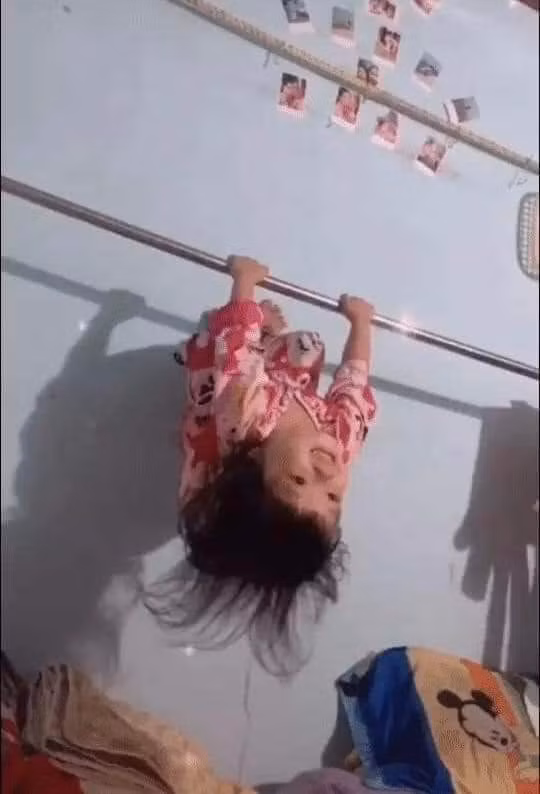 Hưởng ứng trào lưu "không đẻ con gái đời không nể", nhiều phụ huynh đã không ngần ngại đăng tải những hình ảnh "bóc phốt" con gái.