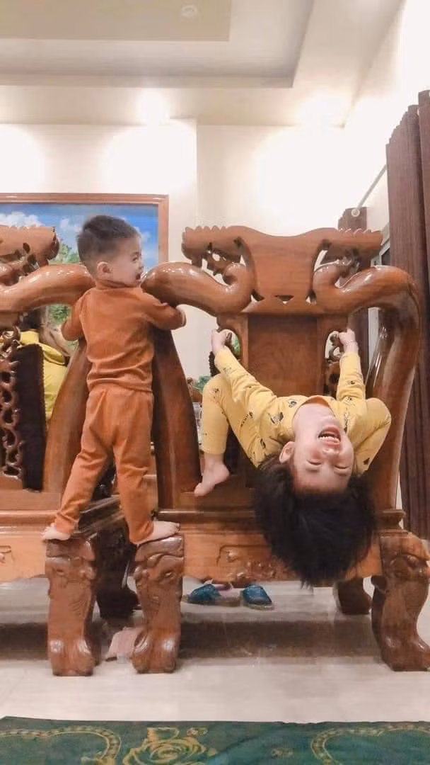 Đừng đùa với bé, con không cao nhưng đồ để trên đó vẫn lấy được như thường.