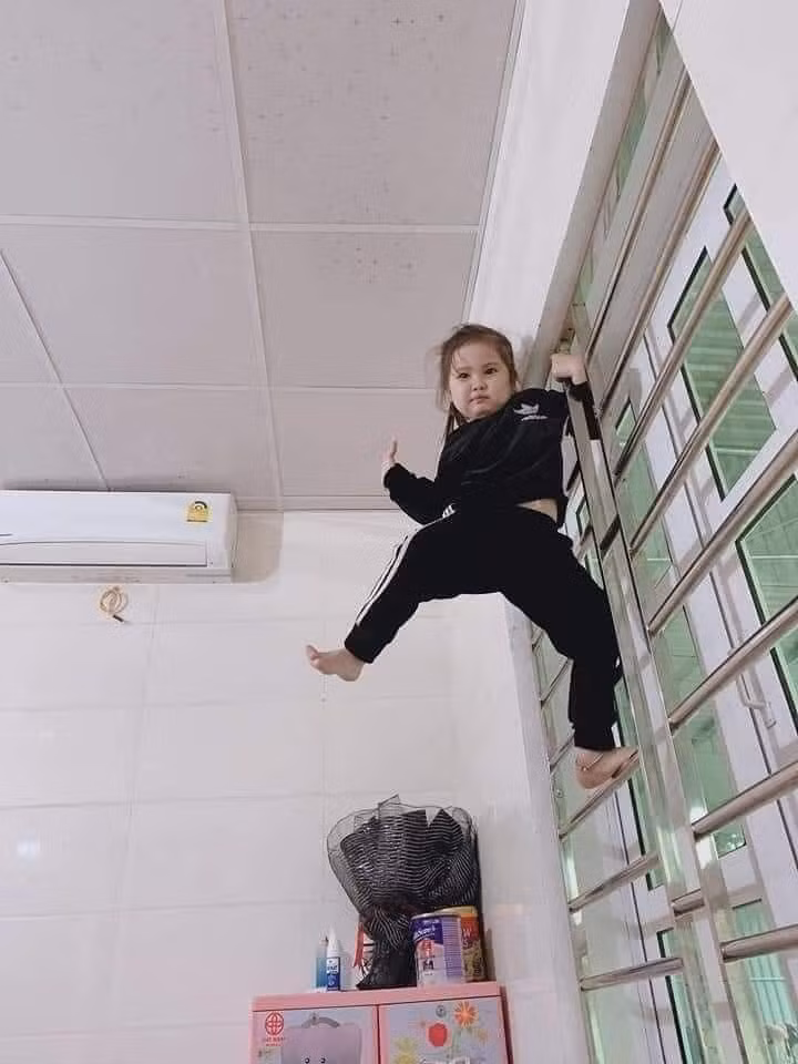 Dù câu chuyện đẻ con gái nghịch ngợm không còn mới trên mạng xã hội nhưng mỗi khi hình ảnh những "cô chiêu" quái đản lại khiến netizen bàn tán xôn xao.