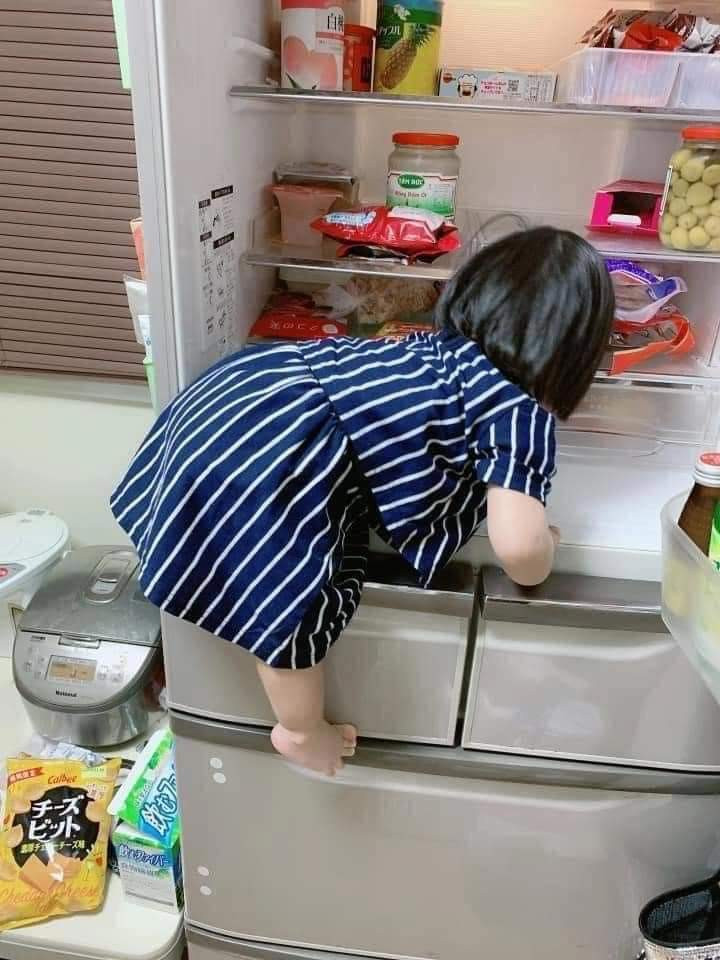 Mẹ kêu dọn tủ lạnh nhưng vì chân con gái quá ngắn.