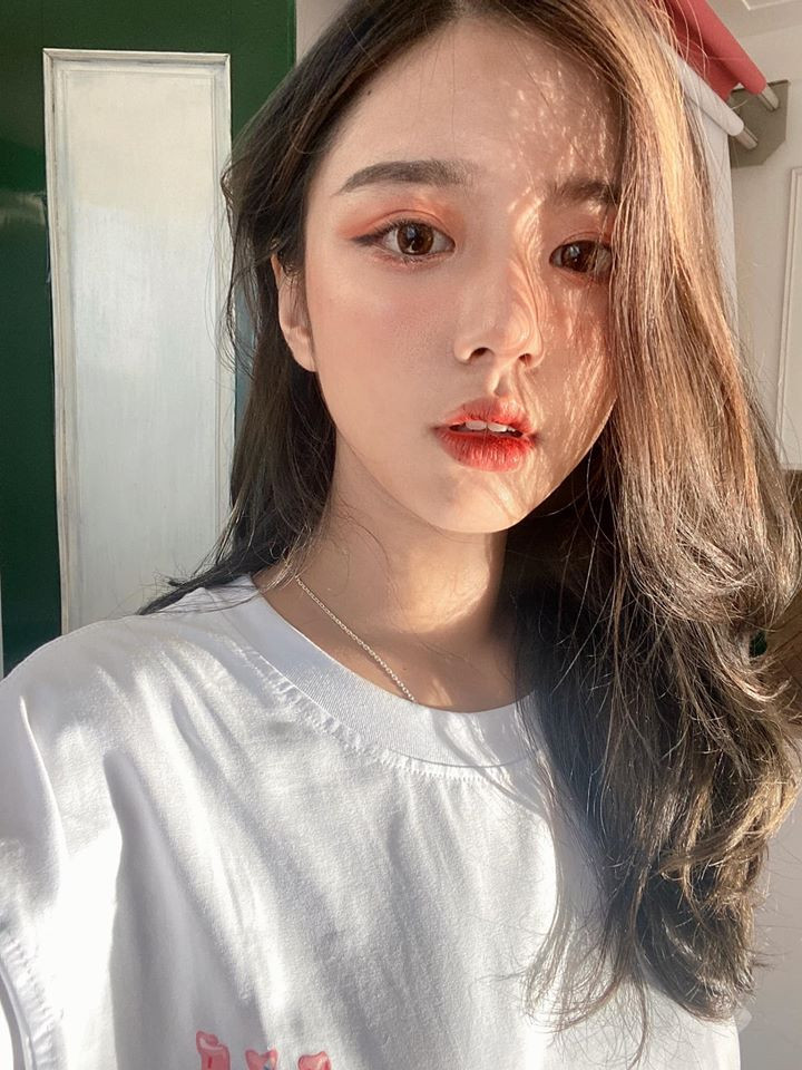 Với tài khoản Instagram @cas.naf, Hằng Phan sở hữu gần 300.000 người theo dõi, thường nhiều lần xuất hiện trên diễn đàn trai xinh, gái đẹp của NEU với danh xưng “nữ thần thế hệ mới”.