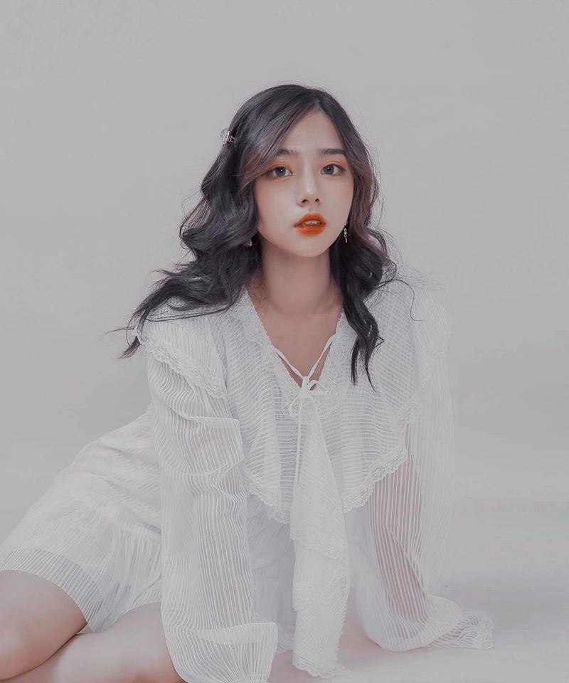 Hằng Phan có 12 năm đạt danh hiệu học sinh giỏi tại phổ thông, giành giải nhất môn lịch sử và giải ba môn văn trong kỳ thi học sinh giỏi cấp thành phố khi còn học cấp 2.