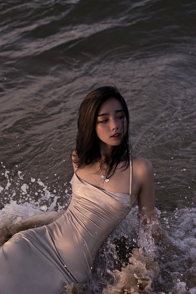 Phan Hằng khiến CĐM nhiều lần phải xuýt xoa trước vẻ đẹp quá đỗi băng thanh ngọc khiết.