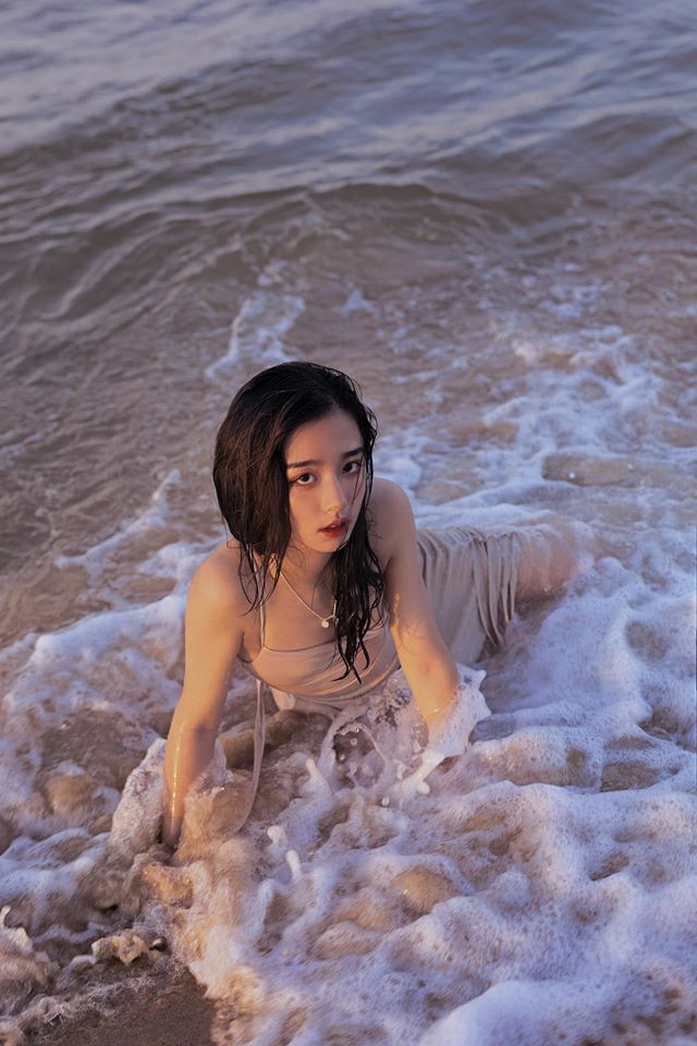 Hằng Phan ngày càng khẳng định vị thế của mình trong bản đồ hot girl Việt, khi các bạn bè lần lượt bị thay thế thì nhan sắc của nàng cô nàng ngày càng đạt được độ chín, xinh đẹp và sắc sảo hơn.