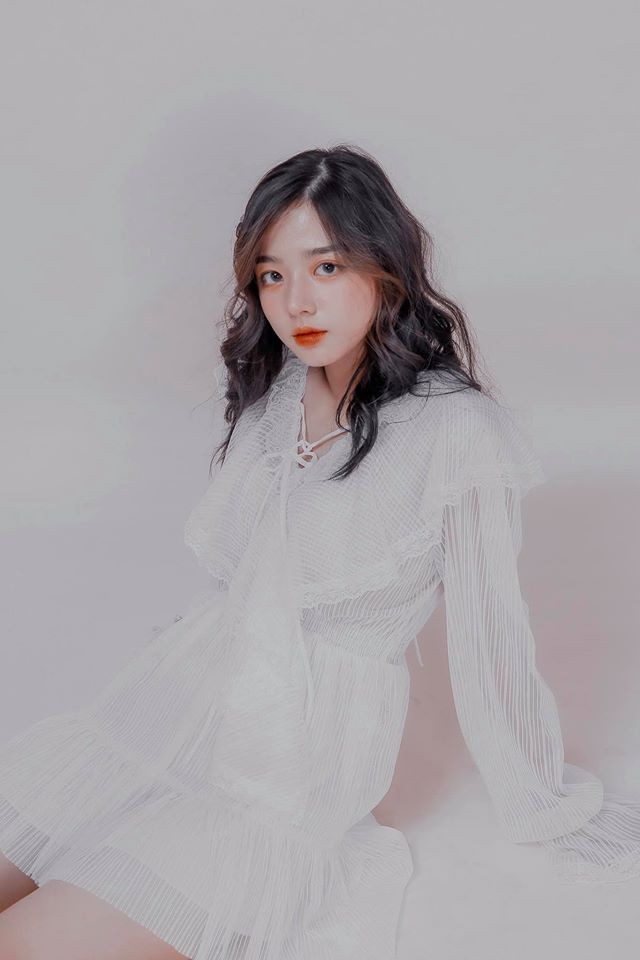 Không chỉ sở hữu ngoại long lanh với khuôn mặt nhỏ, đôi mắt to tròn, sống mũi cao thẳng và đôi môi đỏ mọng, Hằng Phan còn được biết đến nhờ thành tích học tập đáng nể.