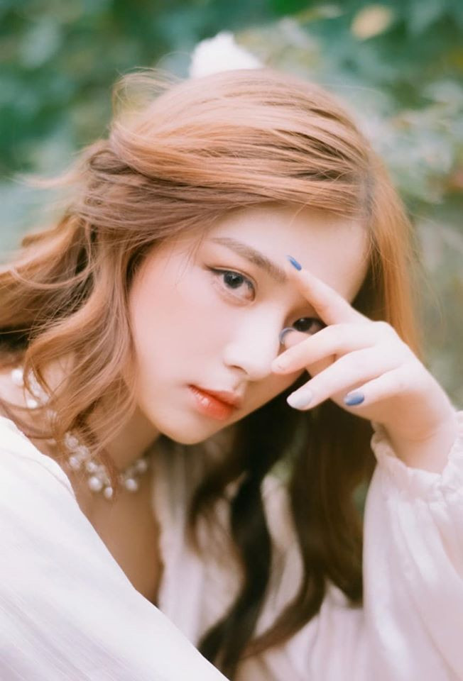 Với ngoại hình xinh đẹp và bảng thành tích học tập sáng chói của mình thì Hằng Phan xứng đáng là “con nhà người ta” chính hiệu.