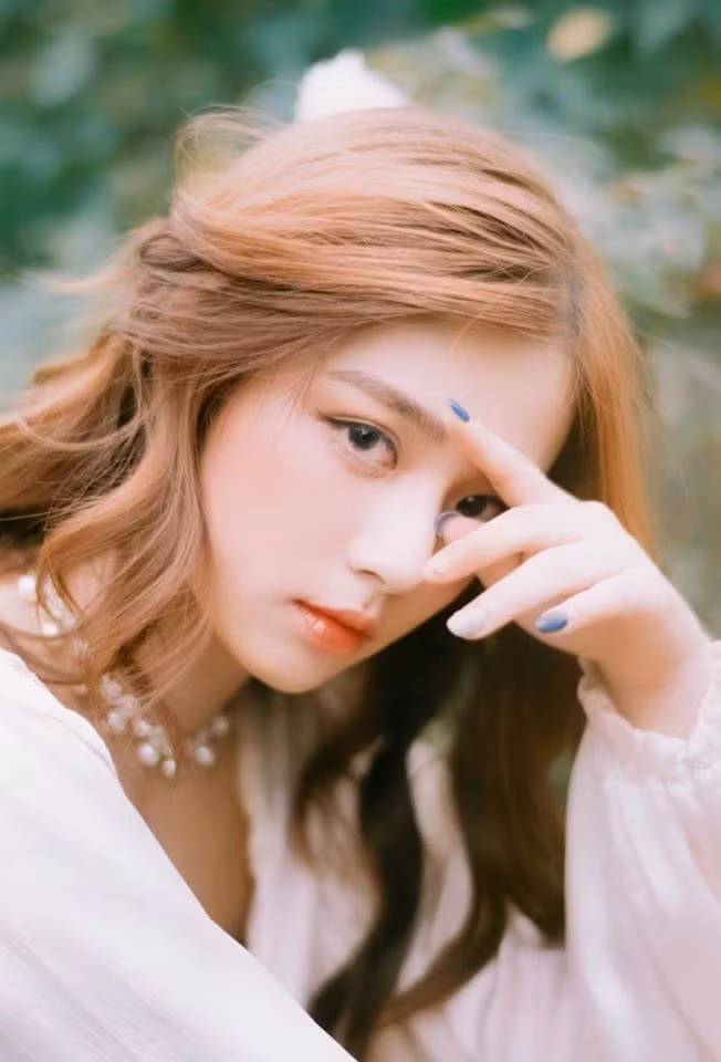 Với ngoại hình xinh đẹp và bảng thành tích học tập sáng chói của mình thì Hằng Phan xứng đáng là “con nhà người ta” chính hiệu.