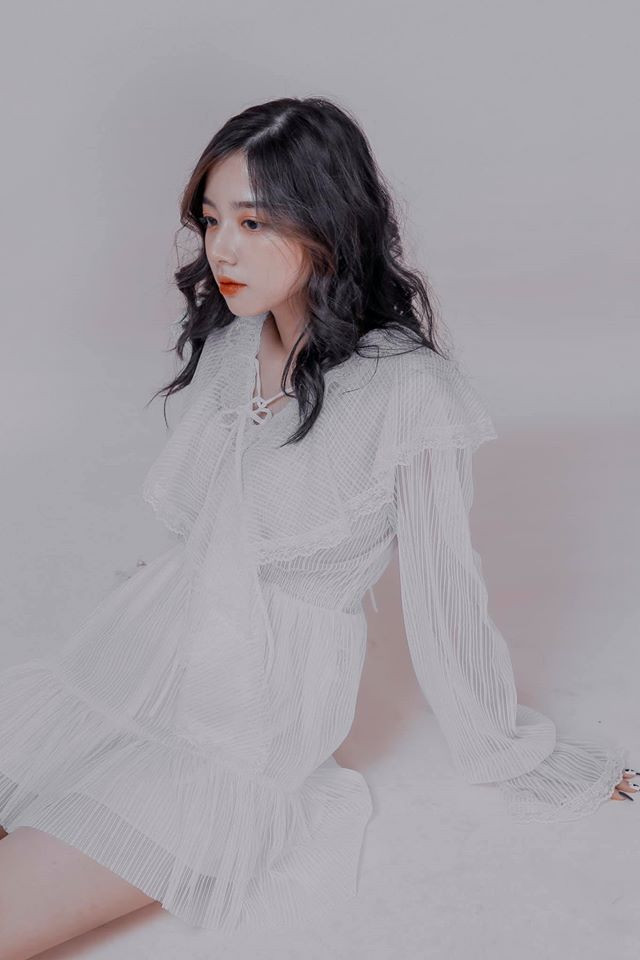 Mặc dù chỉ là sinh viên năm nhất, thế nhưng Hằng Phan tự lo được cho cuộc sống của mình nhờ những hợp đồng quảng cáo, làm mẫu ảnh tự do.