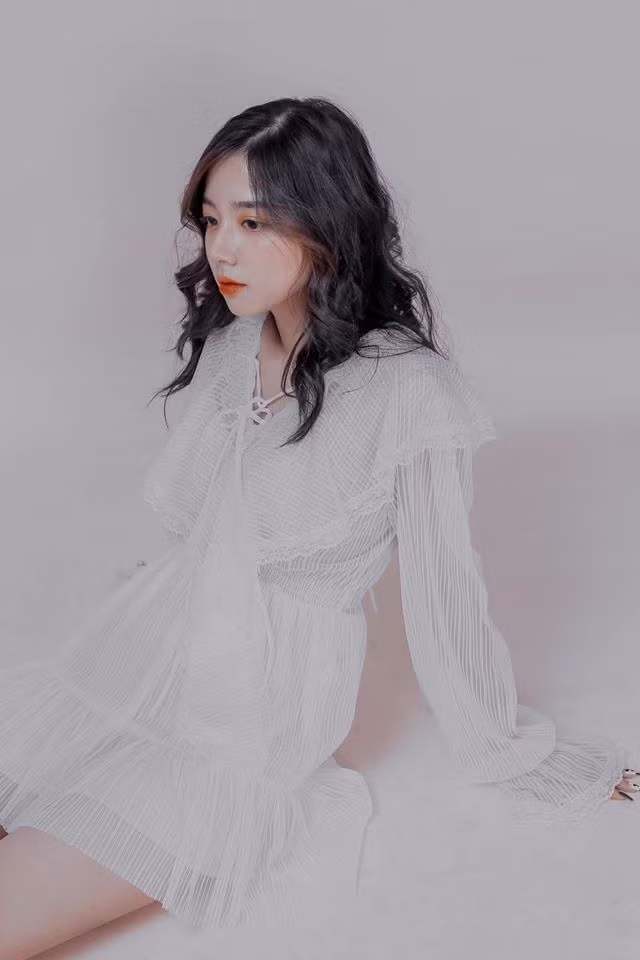 Mặc dù chỉ là sinh viên năm nhất, thế nhưng Hằng Phan tự lo được cho cuộc sống của mình nhờ những hợp đồng quảng cáo, làm mẫu ảnh tự do.