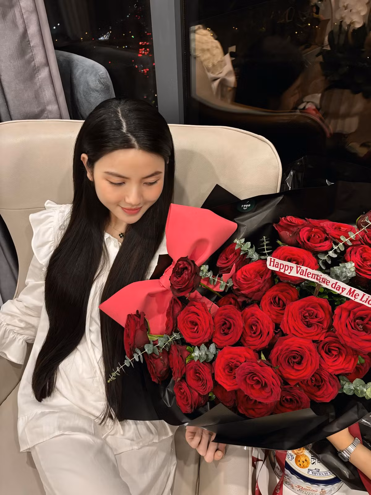 Chu Thahh Huyền sinh năm 2000 tại Hà Nội, là một hot girl và doanh nhân kinh doanh mỹ phẩm online nổi tiếng trên TikTok. Cô nổi lên khi hẹn hò và kết hôn cùng chàng cầu thủ nổi tiếng Nguyễn Quang Hải. Cặp đôi kết hôn vào tháng 3/2024 sau 3 năm hẹn hò kín tiếng, đón con trai đầu lòng chào đời tháng 7/2024. Cậu nhóc có tên thật là Nguyễn Quang Minh, biệt danh Lido.