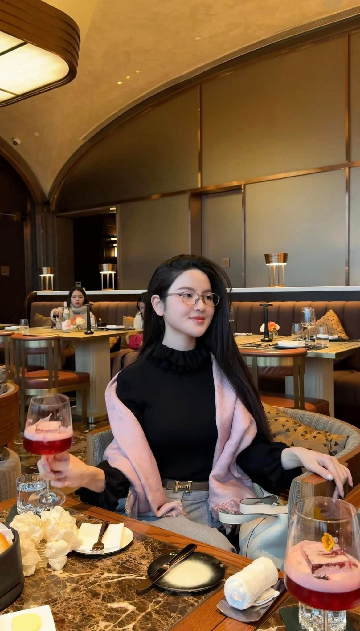 Chu Thanh Huyền cũng gây tranh cãi với phát ngôn "rồng mắc cạn cũng không ngang hàng với tép tôm" vào tháng 3/2025, khiến nhiều người chỉ trích. Sau drama, bà xã Quang Hải chọn im lặng, tập trung vào gia đình và ít xuất hiện công khai, dù vẫn duy trì kinh doanh.