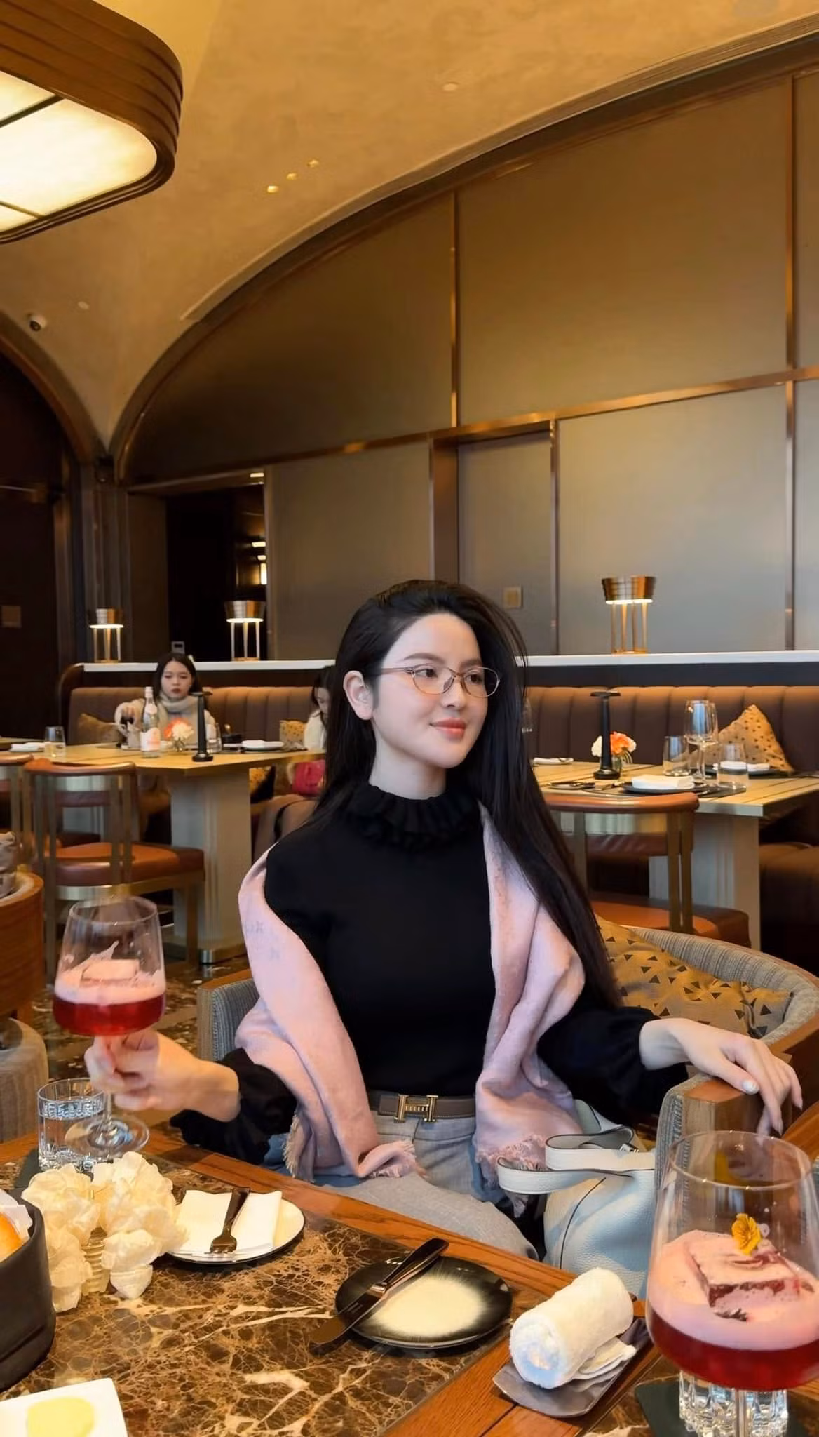 Chu Thanh Huyền cũng gây tranh cãi với phát ngôn "rồng mắc cạn cũng không ngang hàng với tép tôm" vào tháng 3/2025, khiến nhiều người chỉ trích. Sau drama, bà xã Quang Hải chọn im lặng, tập trung vào gia đình và ít xuất hiện công khai, dù vẫn duy trì kinh doanh.