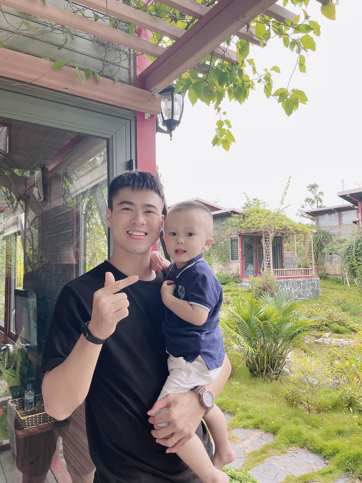 Mình rất mong mọi người hỗ trợ tìm giúp giấy tờ tùy thân và tránh sử dụng vào những việc bất hợp pháp. Mình xin cảm ơn và hậu tạ. Hiện do muốn tập trung cho công việc nên có thông tin gì, mọi người hãy liên hệ với Quỳnh Anh...", trung vệ đội tuyển Việt Nam viết.