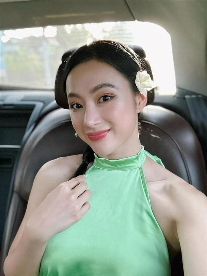 Kết quả là khi Angela Phương Trinh vận động, vòng 1 cũng chuyển động theo và khiến người khác không thể không chú ý.