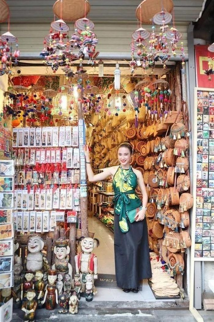 Đây không phải lần đầu tiên Angela Phương Trinh 'bỏ quên' nội y khi mặc áo yếm.