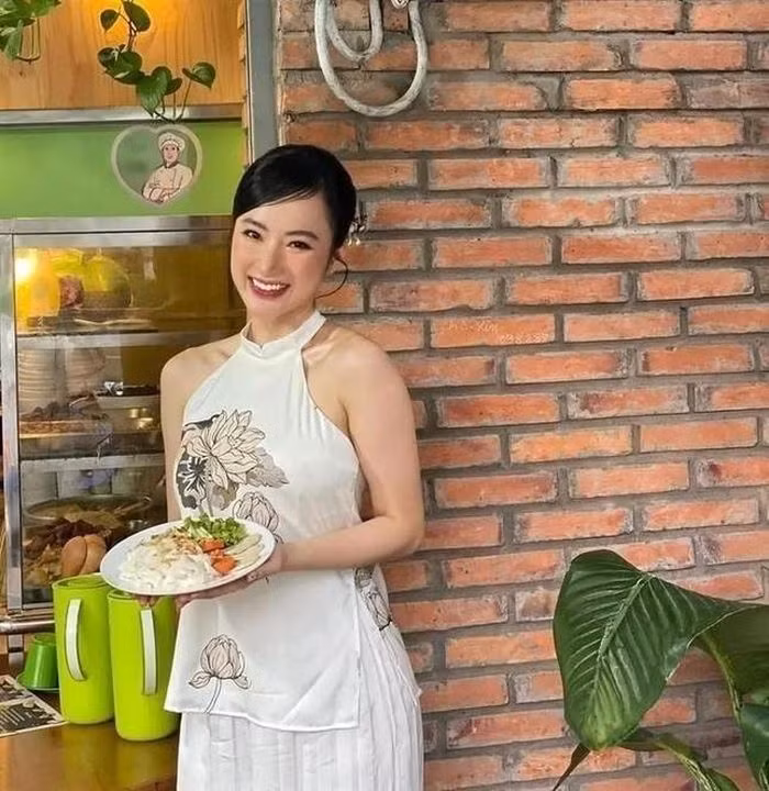Angela Phương Trinh đã từng khoe trọn gần như cả thân trên trong một mẫu áo yếm bé tí xíu, chỉ đủ che hững hờ vòng 1 mà thôi. Rất nhiều người đã cho rằng nữ diễn viên nên dùng thêm miếng dán ngực thì sẽ kín đáo hơn.