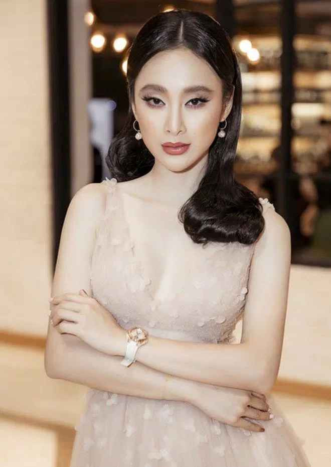 Mỗi khi Angela Phương Trinh chọn áo yếm để khoe cơ bắp nổi cuồn cuộn, nhiều người lại giật mình và cho rằng không đẹp.
