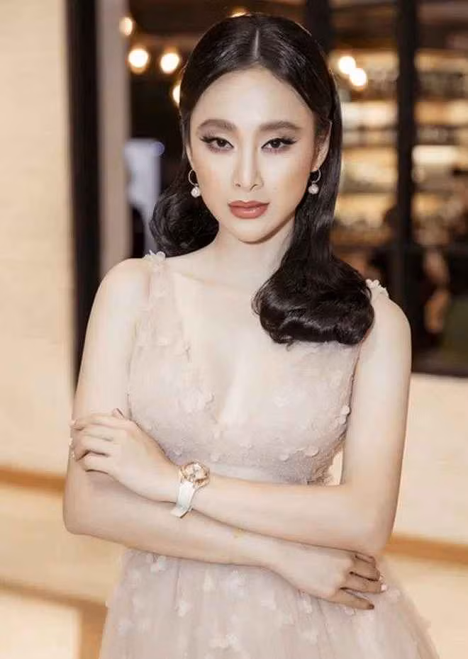 Mỗi khi Angela Phương Trinh chọn áo yếm để khoe cơ bắp nổi cuồn cuộn, nhiều người lại giật mình và cho rằng không đẹp.
