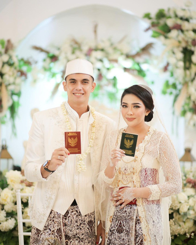 Cũng chính nhờ gương mặt đẹp và vóc dáng chuẩn tài tử nên ngoài bóng đá, Nadeo còn là người mẫu ảnh cho nhiều nhãn hàng tại Indonesia.