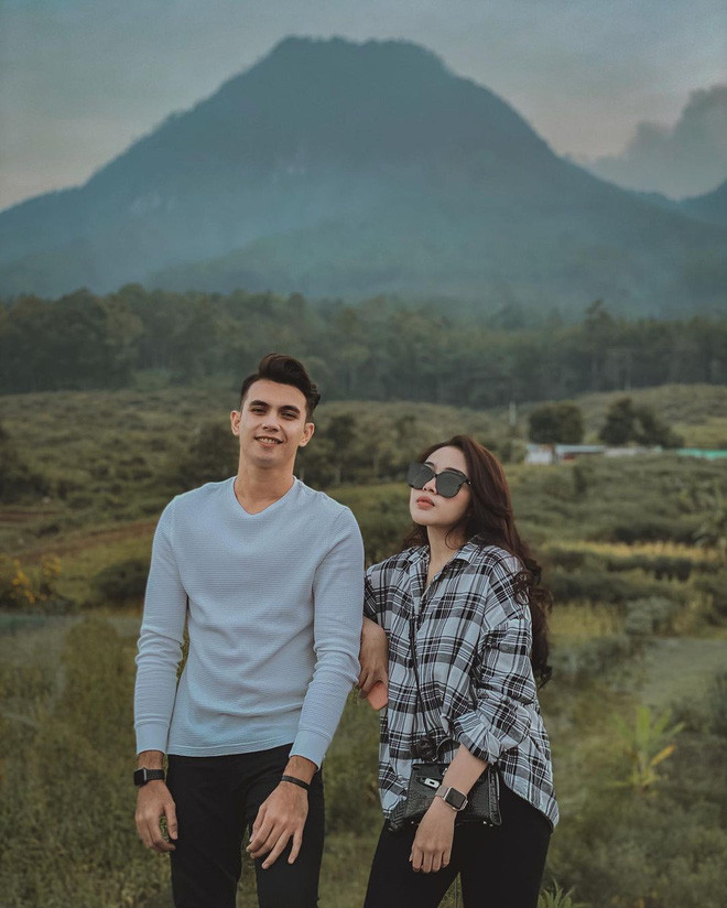 Thủ thành người Indonesia sở hữu trọn bộ múi cuồn cuộn đến nỗi ngay cả mặc áo rồi cũng không che đậy hết được.