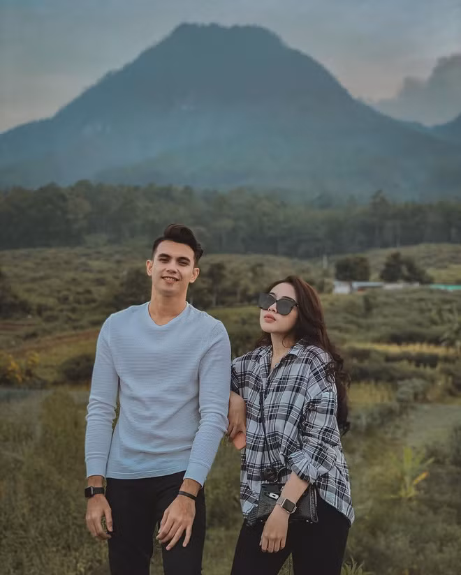 Thủ thành người Indonesia sở hữu trọn bộ múi cuồn cuộn đến nỗi ngay cả mặc áo rồi cũng không che đậy hết được.