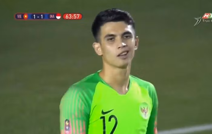 Ngoài dàn nam thần quen thuộc của trong số các cầu thủ đội tuyển Việt Nam như Văn Hậu, Tư Dũng, Tiến Linh, Văn Thanh, Quế Ngọc Hải,... một nhân vật cũng giật spotlight cực mạnh sau trận đấu đêm qua là Nadeo Argawinata - thủ môn của Indonesia.