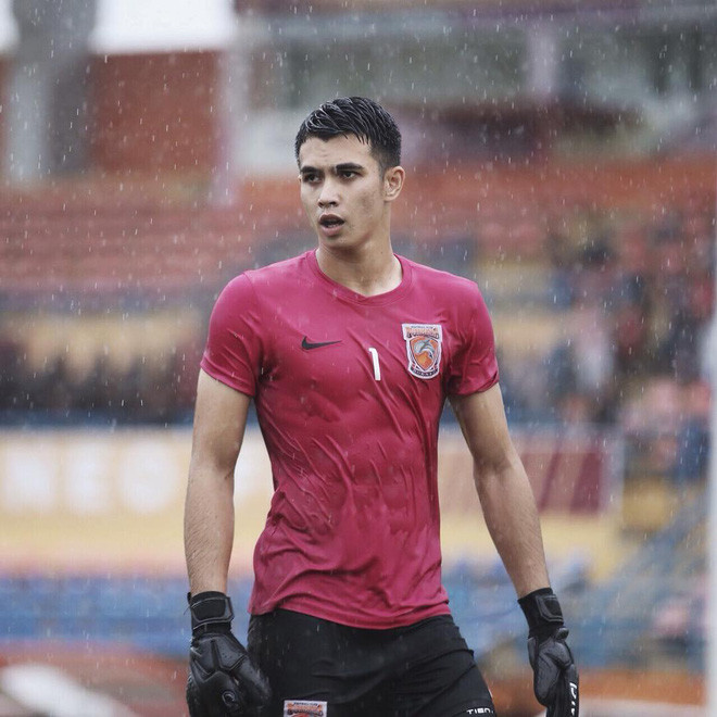 Nadeo Argawinata (sinh năm 1997) cao 1m85, chẳng thua kém bất kì nam thần nào bởi gương mặt nam tính và vóc dáng "cực xịn".