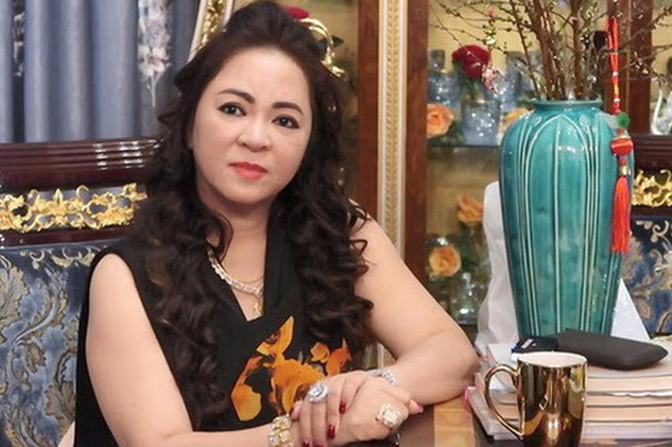 Bà Phương Hằng sau đó có chia sẻ thật lòng và mong thông điệp được đưa đến đúng người là tỷ phú Hoàng Kiều rằng: "Nếu anh thật lòng, tôi cũng xấu hổ xin anh 10 triệu đô cho các cháu vào một tài khoản ngân hàng. Tiền lãi phát sinh có thể dùng để đi học, nếu có thiếu thốn gì ở Việt Nam còn rất nhiều người bao bọc. Đó là nếu anh thật sự có tâm, còn nói để lo đi qua bên đó thì nghe xa xôi vời vợi quá."