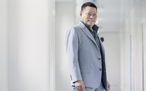 Ở một chiều suy nghĩ khác, một số cư dân mạng lại cho rằng Hoàng Kiều chẳng có trách nhiệm gì phải trả lời đề nghị "xin xỏ" của bà Phương Hằng. Hiện mọi nhất cử, nhất động của vị tỷ phú Việt kiều hơn 70 tuổi này đều được netizen để ý triệt để.