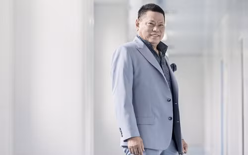 Ở một chiều suy nghĩ khác, một số cư dân mạng lại cho rằng Hoàng Kiều chẳng có trách nhiệm gì phải trả lời đề nghị "xin xỏ" của bà Phương Hằng. Hiện mọi nhất cử, nhất động của vị tỷ phú Việt kiều hơn 70 tuổi này đều được netizen để ý triệt để.